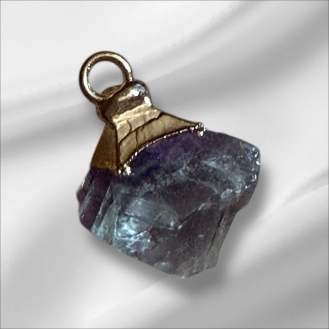 Colgante de fluorita con baño de oro