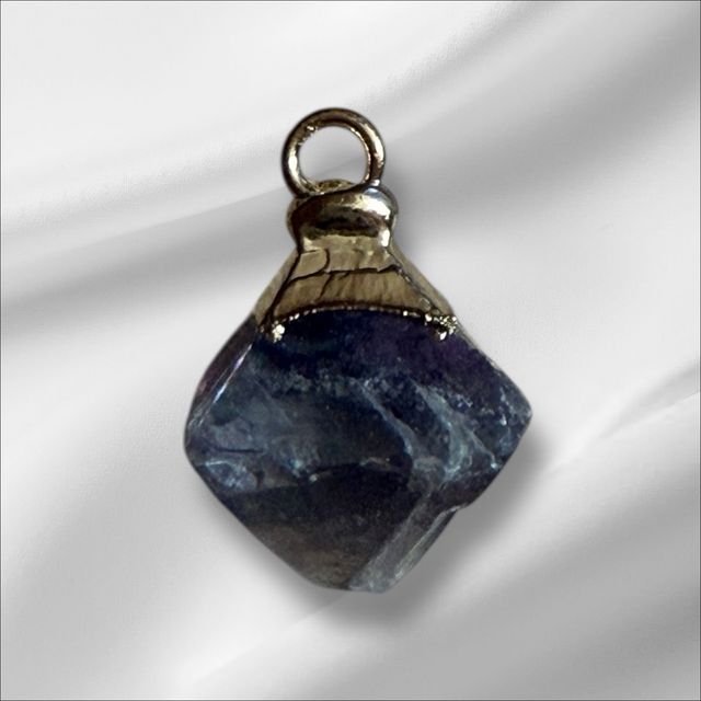 Colgante de fluorita con baño de oro