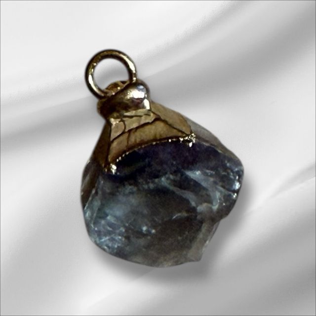 Colgante de fluorita con baño de oro