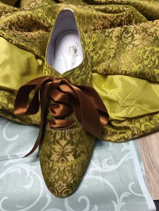 Falda y zapatos falleros dorados y verdes