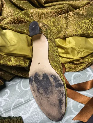 Falda y zapatos falleros dorados y verdes