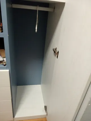 Habitación juvenil con cama, armario y mesa