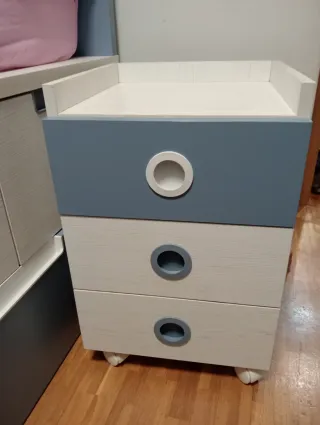 Habitación juvenil con cama, armario y mesa