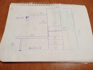 Habitación juvenil con cama, armario y mesa