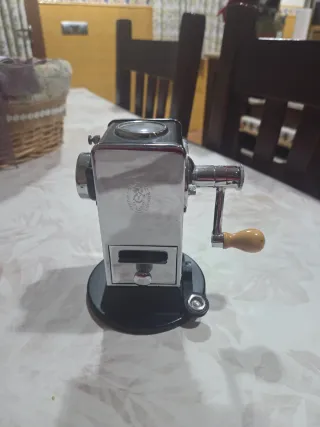Sacapuntas antiguo de manivela