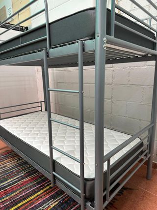 Litera metálica gris