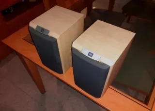 Altavoces JBL Marrones y Plateados