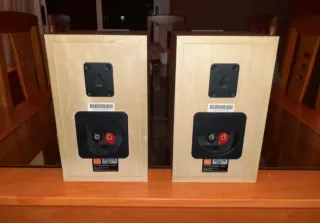 Altavoces JBL Marrones y Plateados