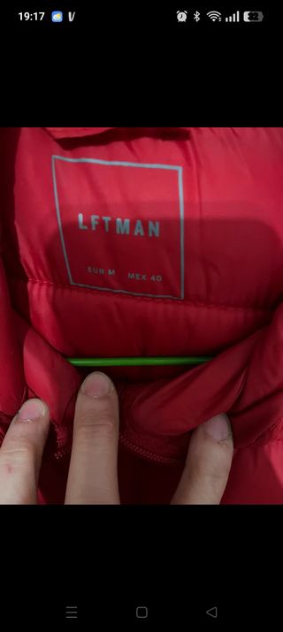 Chaqueta ligera roja con capucha