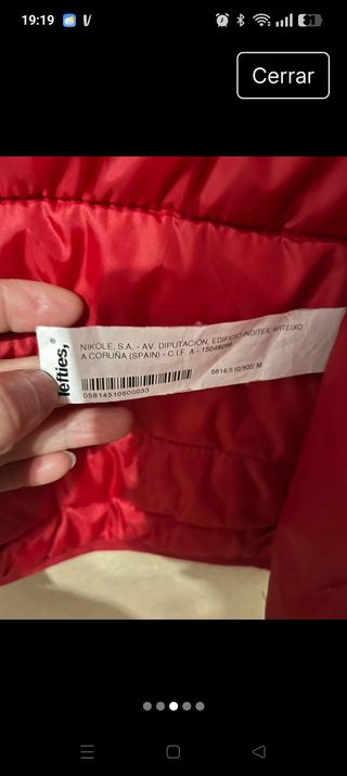 Chaqueta ligera roja con capucha