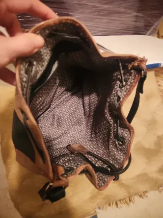 Bolso de piel negro y marrón