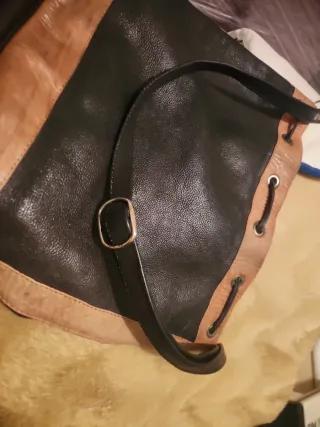 Bolso de piel negro y marrón