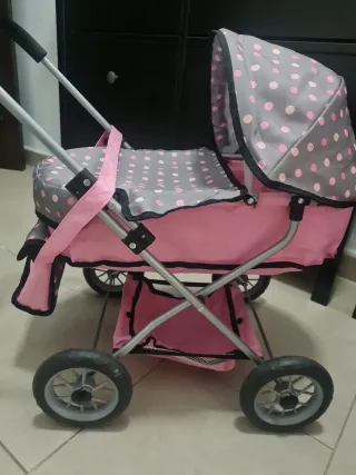 Cochecito de muñecas gris con lunares rosas