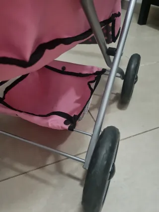 Cochecito de muñecas gris con lunares rosas