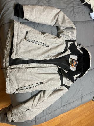 Abrigo deportivo gris y negro