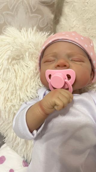 Bebé realista durmiente con cuerpo de tela y goma