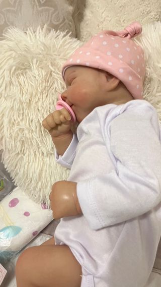 Bebé realista durmiente con cuerpo de tela y goma