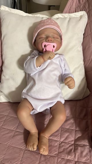Bebé realista durmiente con cuerpo de tela y goma
