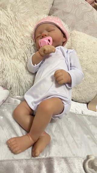 Bebé realista durmiente con cuerpo de tela y goma