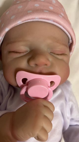 Bebé realista durmiente con cuerpo de tela y goma