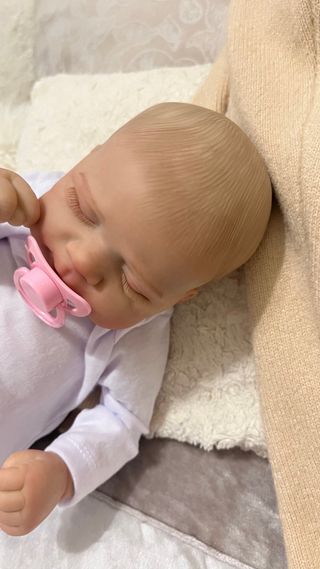 Bebé realista durmiente con cuerpo de tela y goma