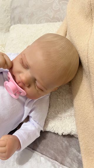 Bebé realista durmiente con cuerpo de tela y goma