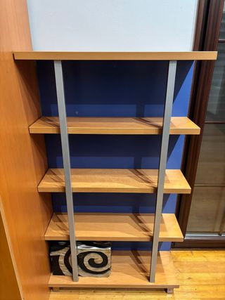 Estantería de madera y metal