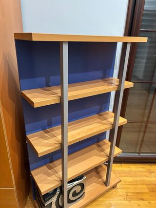 Estantería de madera y metal