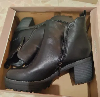 Botines negros con plataforma y tacón