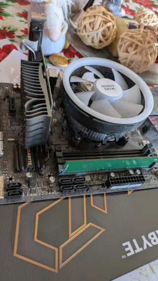 I7 7700k, Placa Gigabyte B250M, 4gb RAM,Nvidia 730