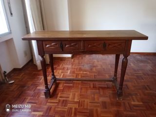 Mesa de madera con cajones