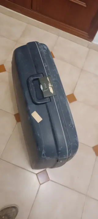 Maleta de viaje azul con candado