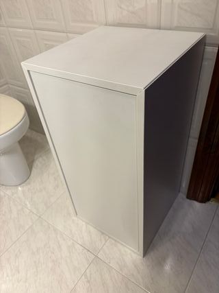 Armario bajo de baño blanco con una balda