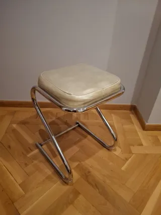 Taburete de piel beige y metal