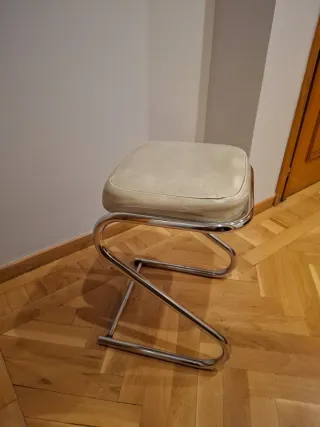 Taburete de piel beige y metal