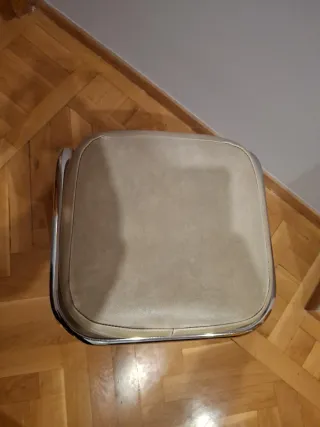 Taburete de piel beige y metal