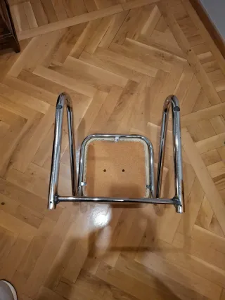 Taburete de piel beige y metal