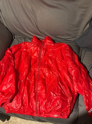 Cazadora impermeable roja