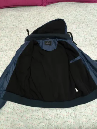 Chaqueta con capucha azul hombre