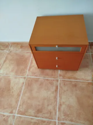 Mueble auxiliar cerezo con cajones y cristal