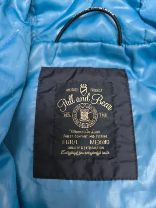 Cortavientos azul con capucha