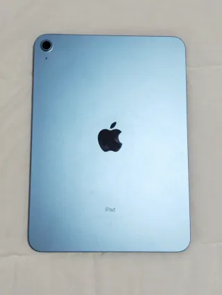 iPad 10ª Gen (Azul) con funda y soporte.