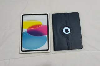 iPad 10ª Gen (Azul) con funda y soporte.