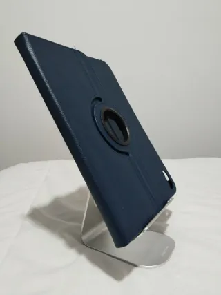 iPad 10ª Gen (Azul) con funda y soporte.