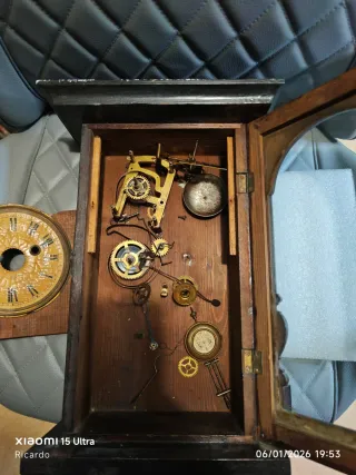 Caja y piezas de reloj antiguo de pared y sobremes