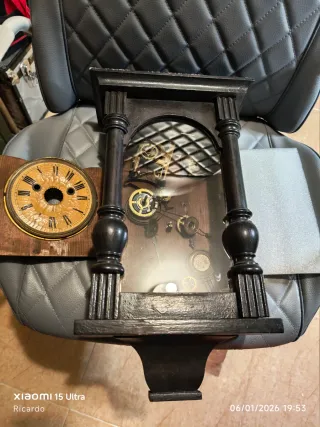 Caja y piezas de reloj antiguo de pared y sobremes