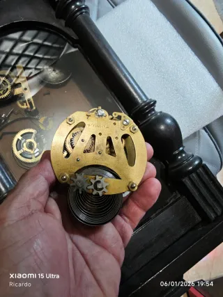 Caja y piezas de reloj antiguo de pared y sobremes