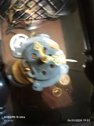 Caja y piezas de reloj antiguo de pared y sobremes