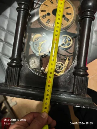 Caja y piezas de reloj antiguo de pared y sobremes