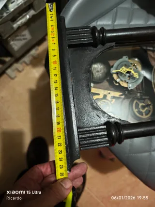 Caja y piezas de reloj antiguo de pared y sobremes